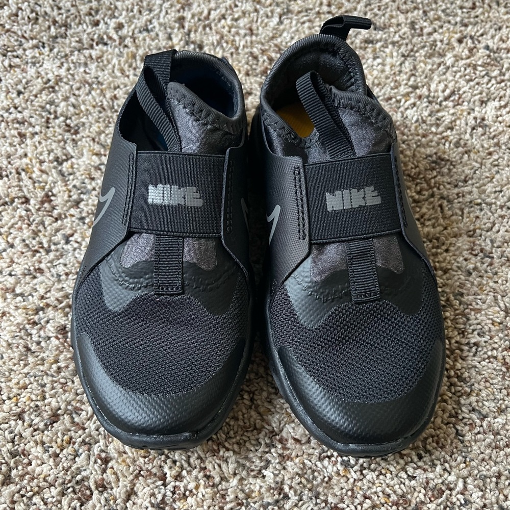 Child Nike flex runner shoe.